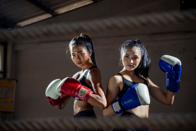 Conheça o Muay thai: uma atividade que melhora condicionamento e define o corpo das mulheres