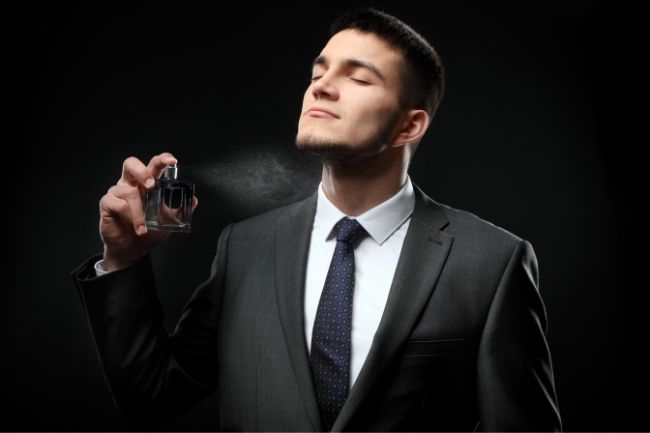 Homem usando os melhores perfumes masculinos importados