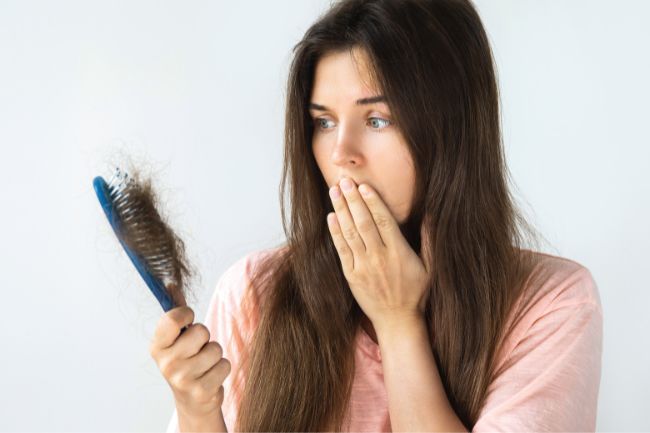 Queda de cabelo: saiba quais são as principais causas e como tratar