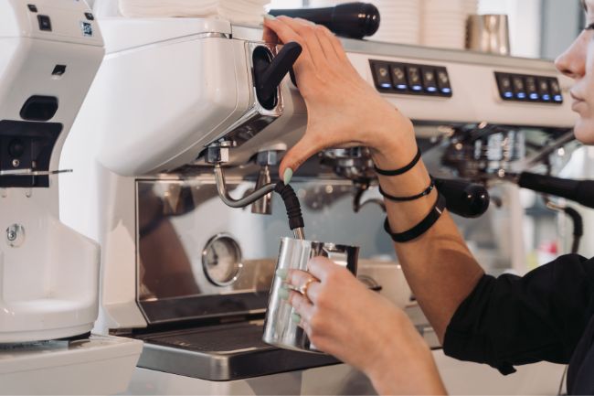 Cafeteiras com Espumador de Leite: Como Criar Bebidas Estilo Barista em Casa