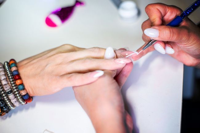 Tendências em Unhas de Gel Adesivos UV para 2024: Designs e Cores que Você Vai Amar